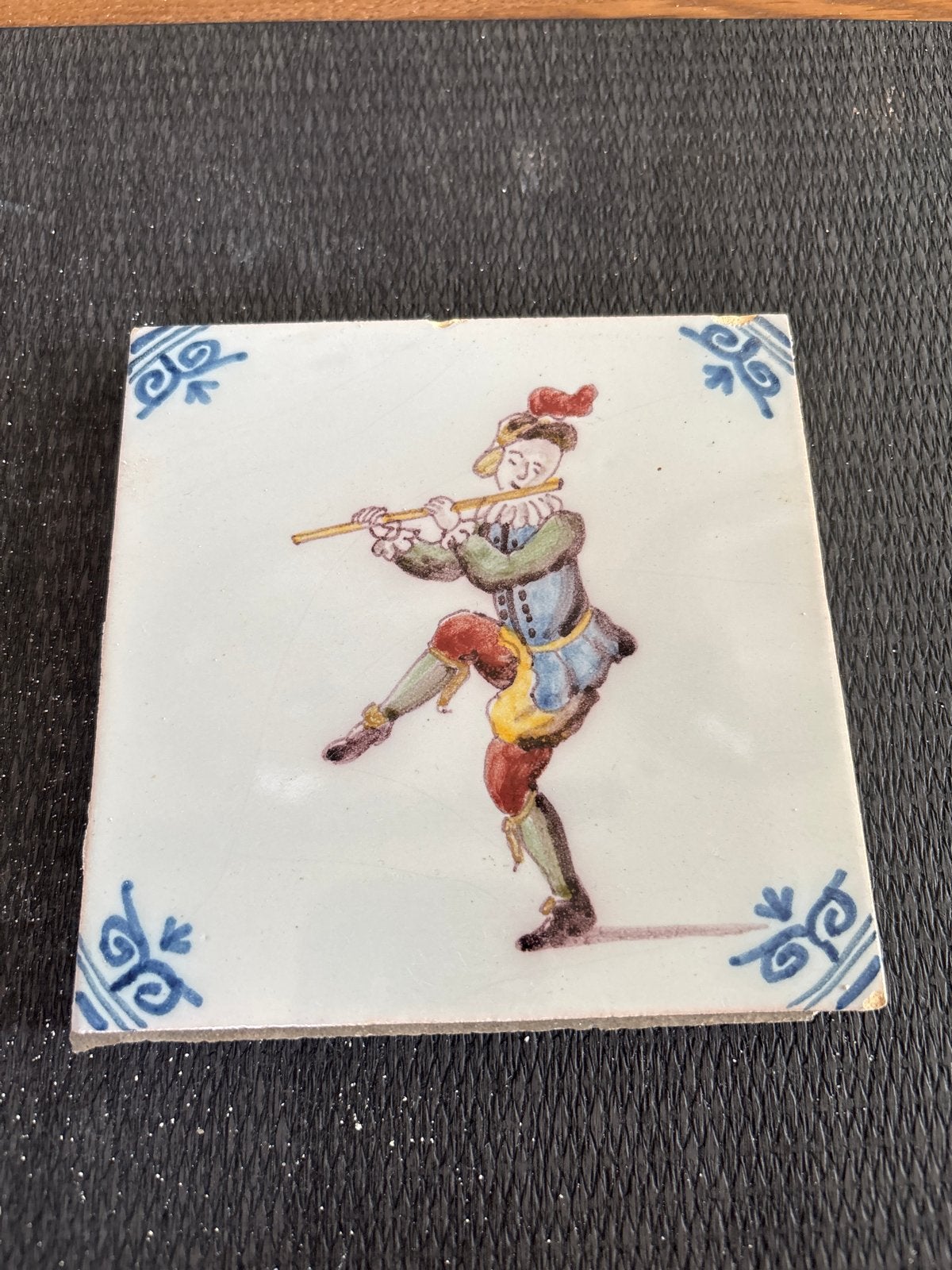 Antieke Hollandse tegel met dwarsfluitspeler, Antiek en Kunst, Antiek | Wandborden en Tegels, Ophalen of Verzenden