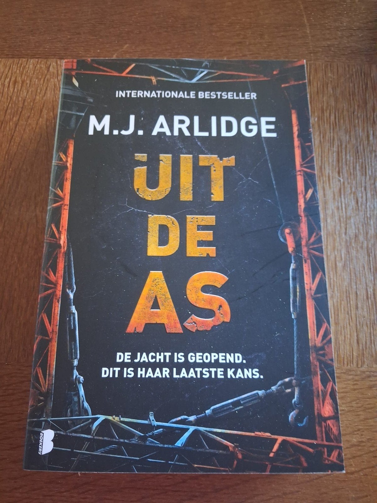 M.J. Arlidge - Uit de as (Paperback), Ophalen of Verzenden, Nieuw, M.J. Arlidge, Europa overig