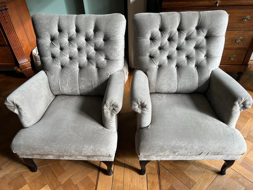 2 fluwelen fauteuils - Grijs, Chesterfield stijl, Huis en Inrichting, Fauteuils, Ophalen, 75 tot 100 cm, Zo goed als nieuw, 75 tot 100 cm