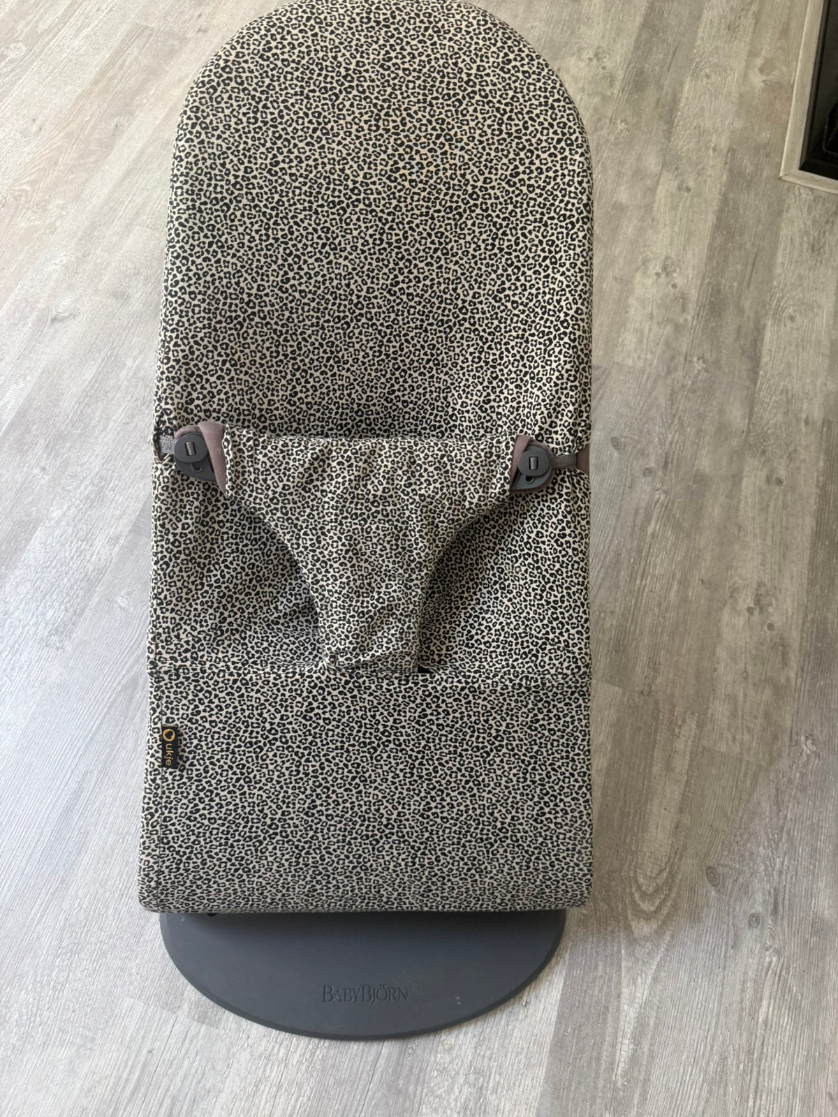 BabyBjörn wipstoel + Ukje panterhoes | Grijs | 2 hoezen, Ophalen of Verzenden, Gebruikt, Wipstoel