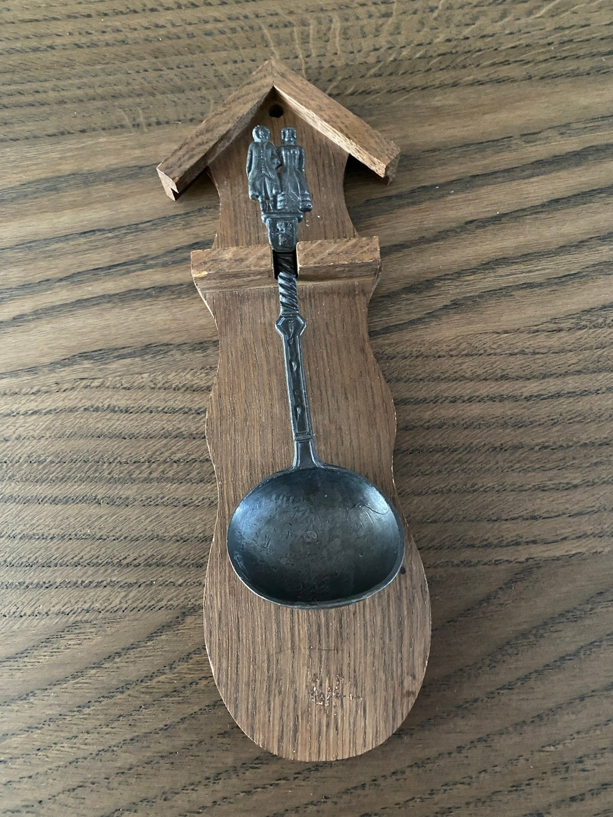 Vintage tinnen lepel aan houten wanddecoratie, Ophalen of Verzenden