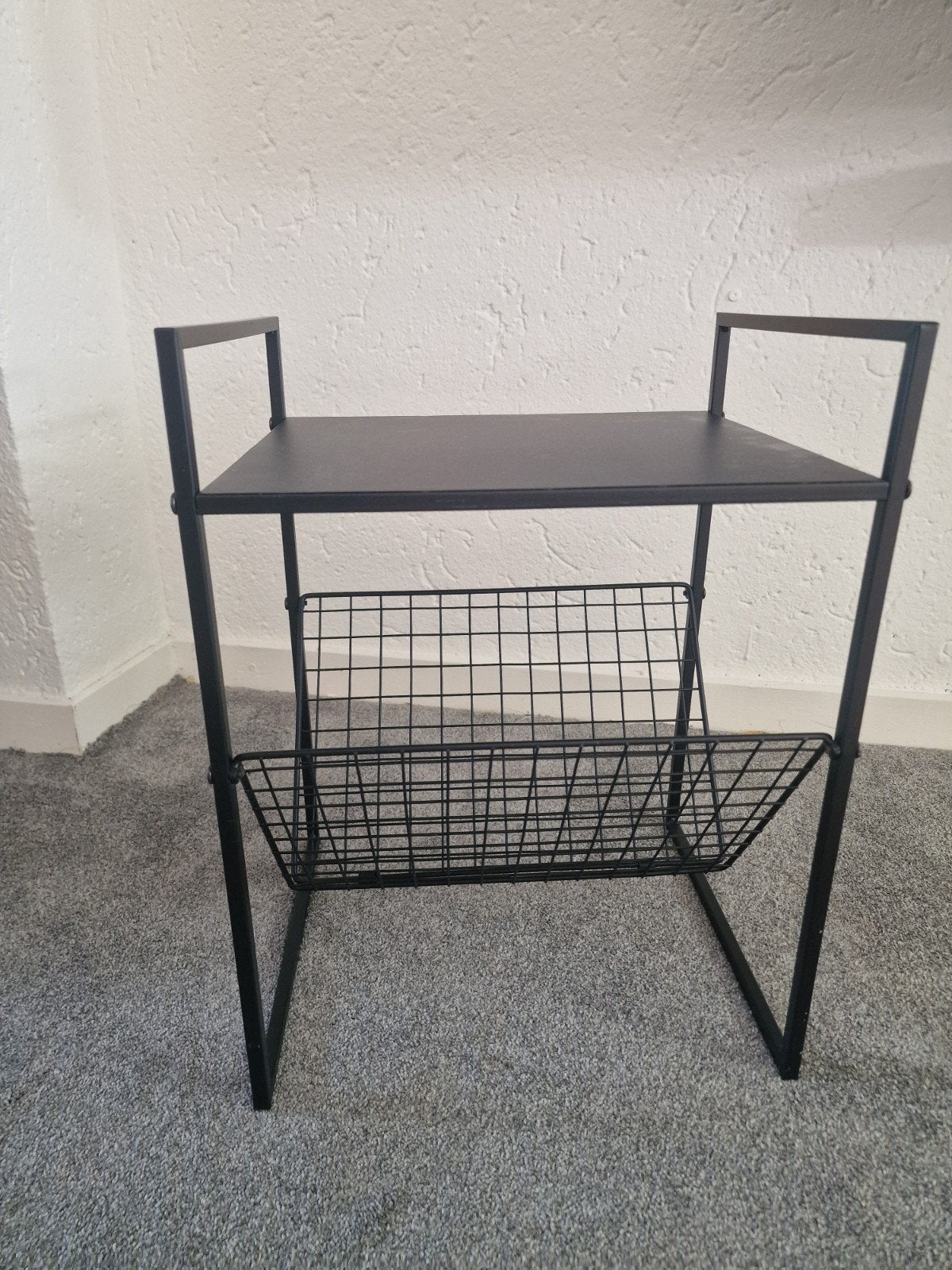Zwart metalen bijzettafel met tijdschriftenrek, Ophalen, Gebruikt, Modern, Industrieel, Metaal of Aluminium