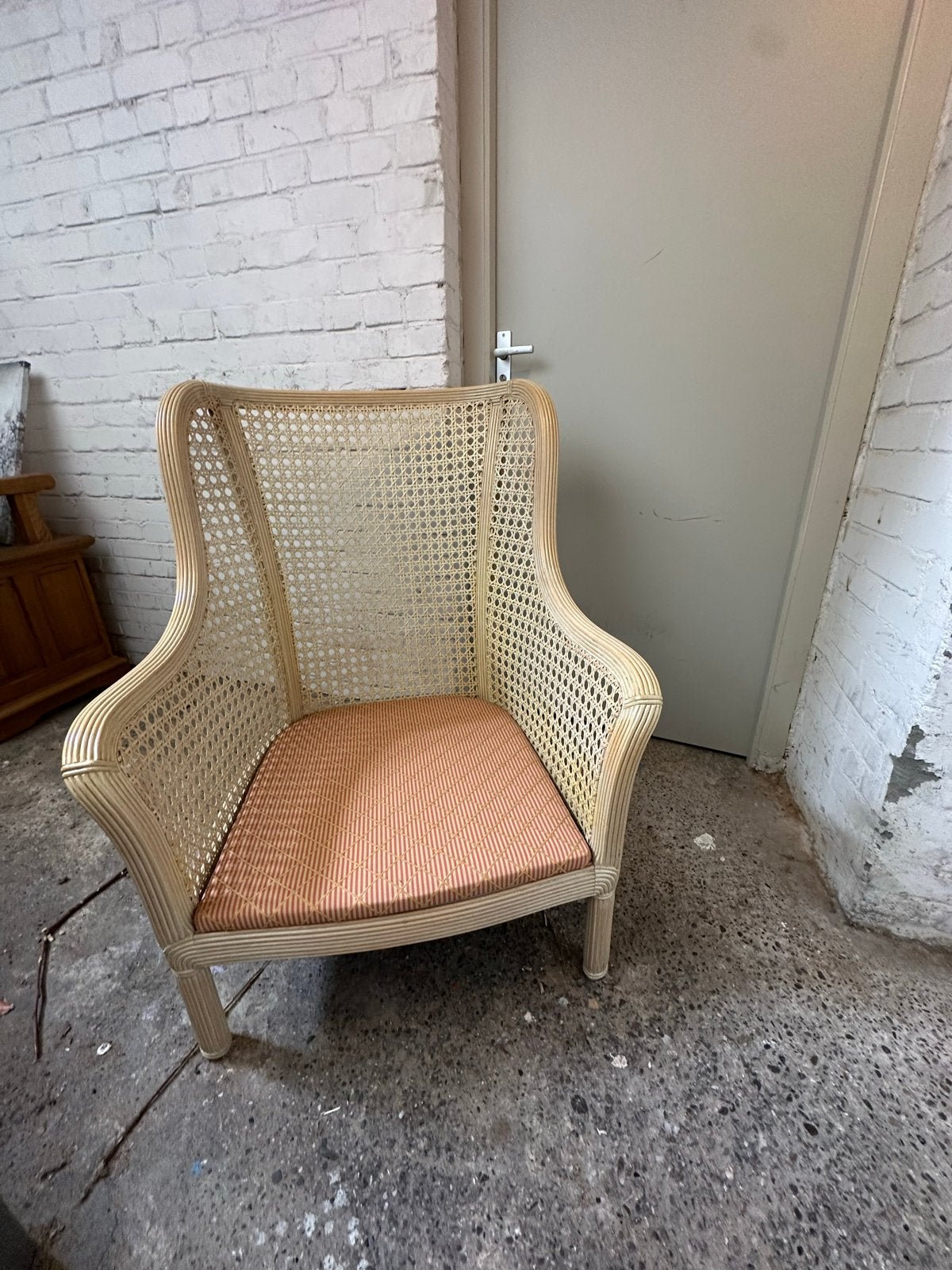 Vintage rotan fauteuil met webbing en kussen, Ophalen, Gebruikt, Riet of Rotan