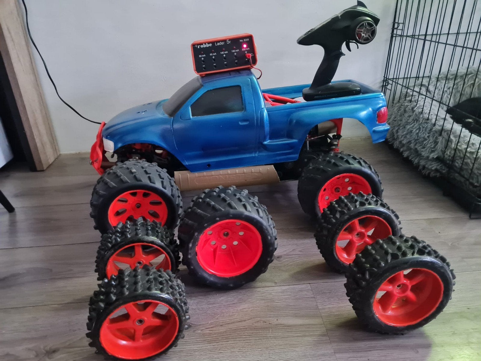 RC Monster Truck met extra wielen en onderdelen, Hobby en Vrije tijd, Modelbouw | Radiografisch | Auto's, Gebruikt, Auto offroad