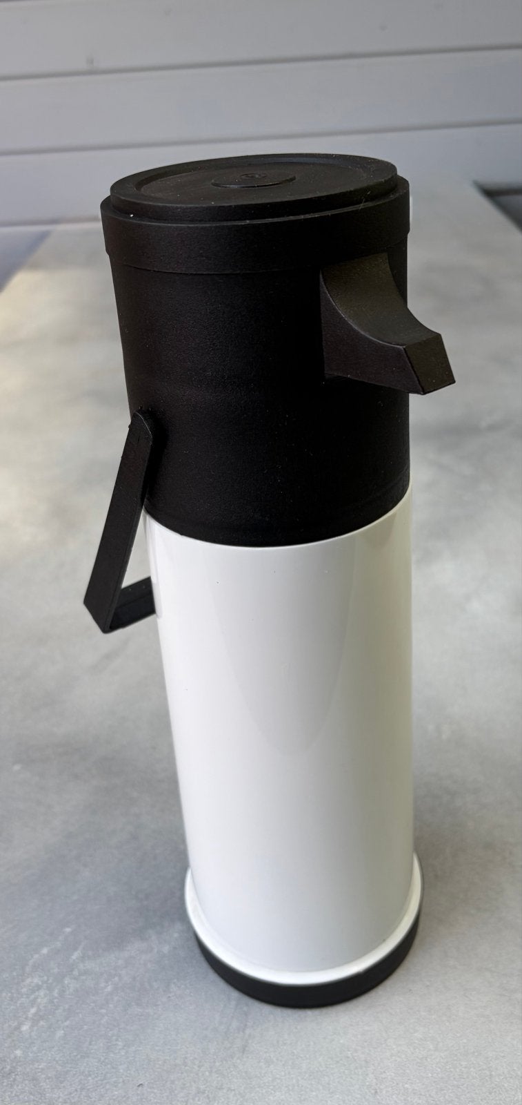 Thermoskan met pomp - Wit/Zwart, 1 tot 2 liter, Ophalen of Verzenden, Zo goed als nieuw
