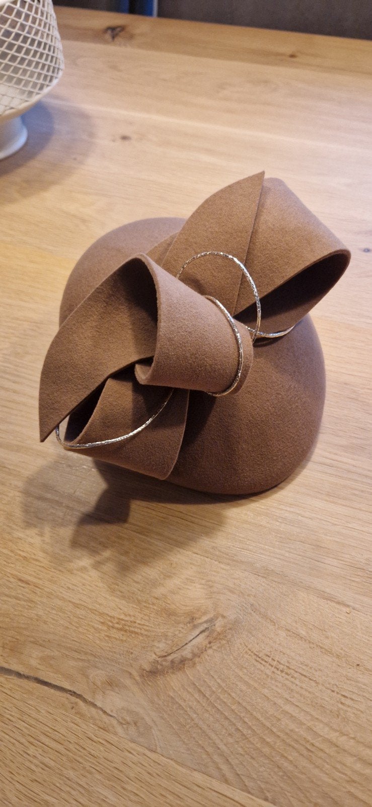 Camelkleurige dophoed met strik - Zo goed als nieuw, Ophalen of Verzenden, Zo goed als nieuw, One size fits all, Hoed