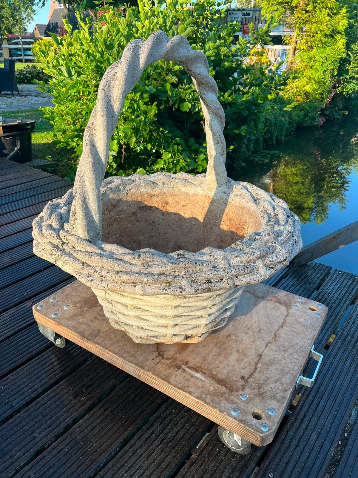 Decoratieve bloempot in mandvorm - 65 cm breed, 85 cm hoog, Ophalen, Gebruikt, Binnen, Beton