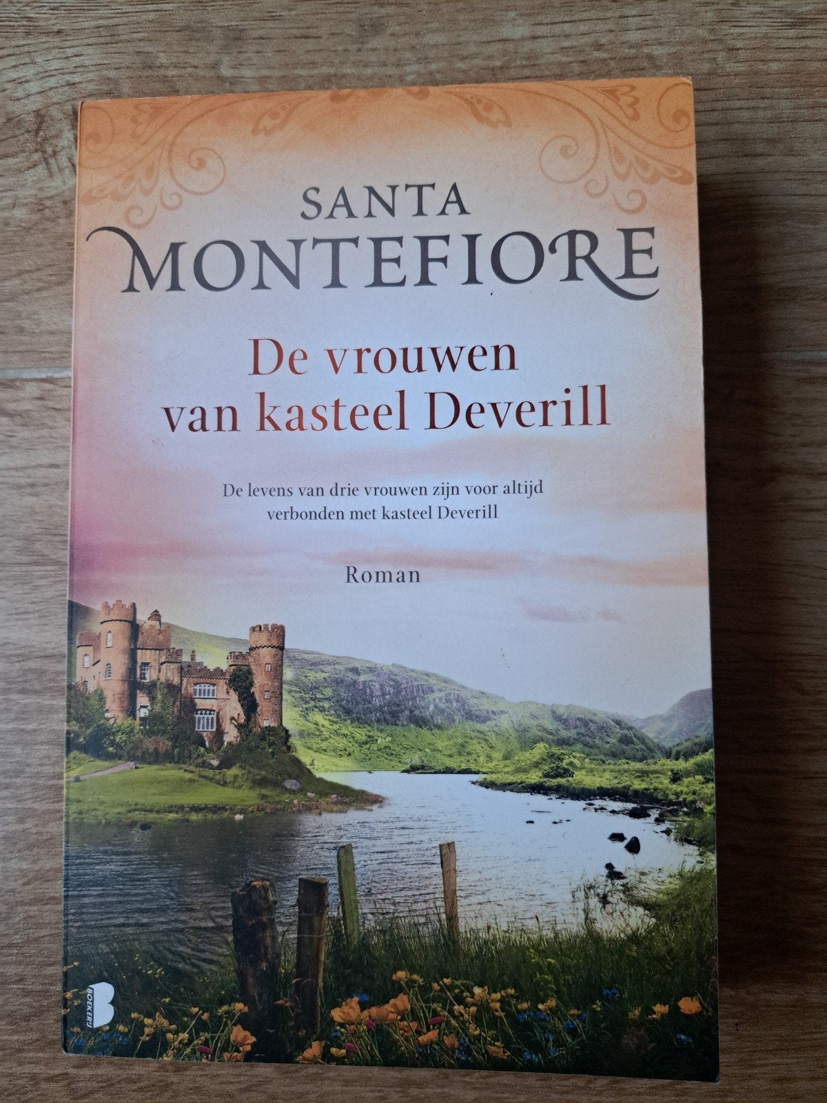 De vrouwen van kasteel Deverill - Santa Montefiore, Boeken, Romans, Zo goed als nieuw, Europa overig, Ophalen of Verzenden