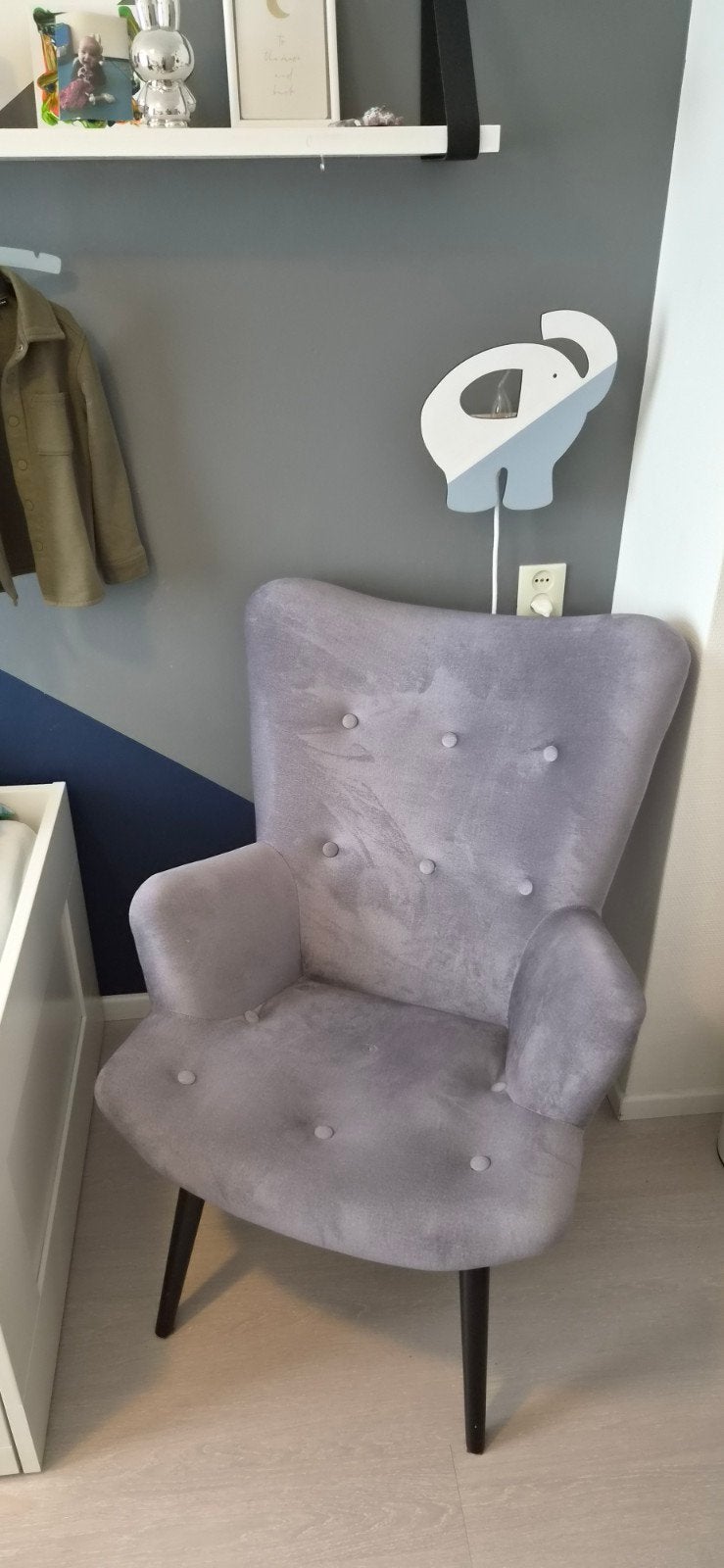 Comfortabele grijze stoel, Ophalen, 75 tot 100 cm, Zo goed als nieuw, 50 tot 75 cm