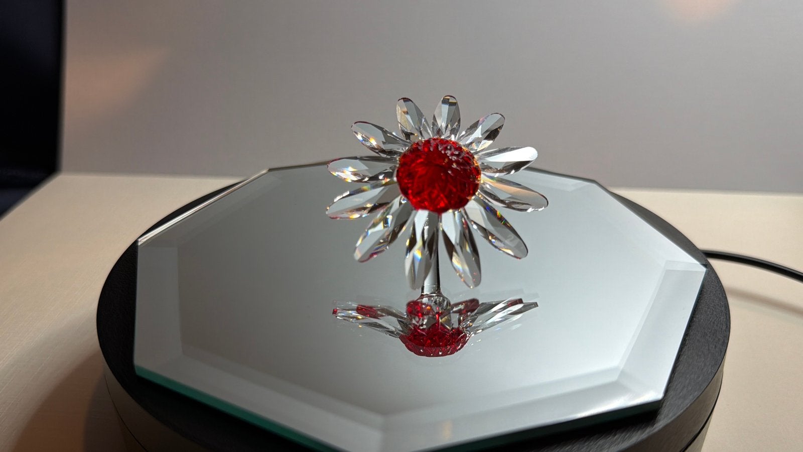 Swarovski Kristallen Margriet rood SCS 2000 nieuwstaat!, Ophalen of Verzenden, Zo goed als nieuw, Overige typen