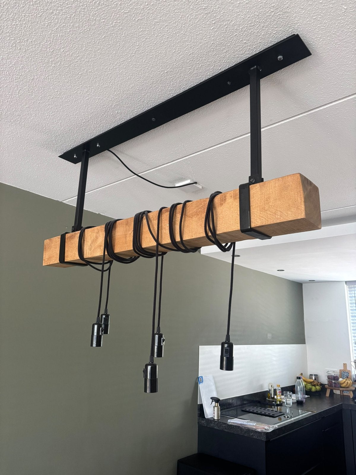 Industriële hanglamp met houten balk en 5 fittingen