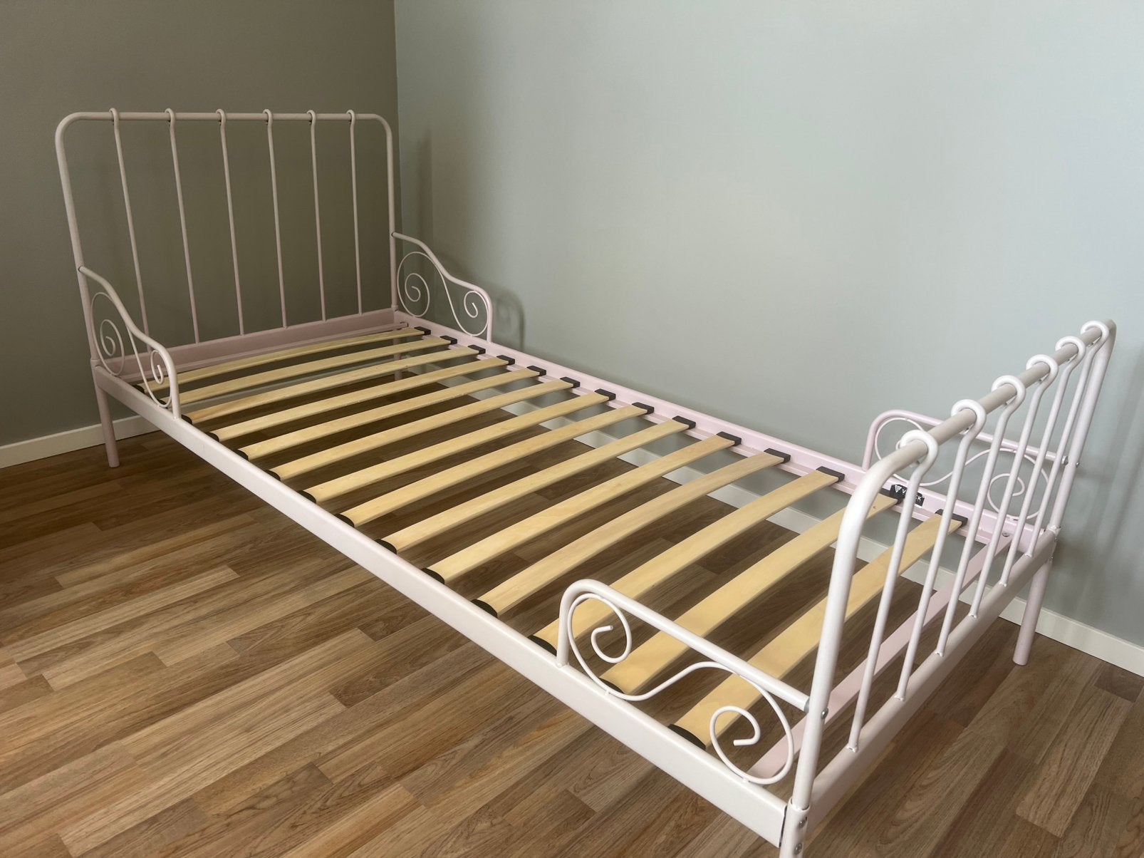 Zo goed als nieuw! Vipack Alice kinderbed 90x200cm lichtroze, Kinderen en Baby's, Kinderkamer | Bedden, Ophalen, 85 tot 100 cm