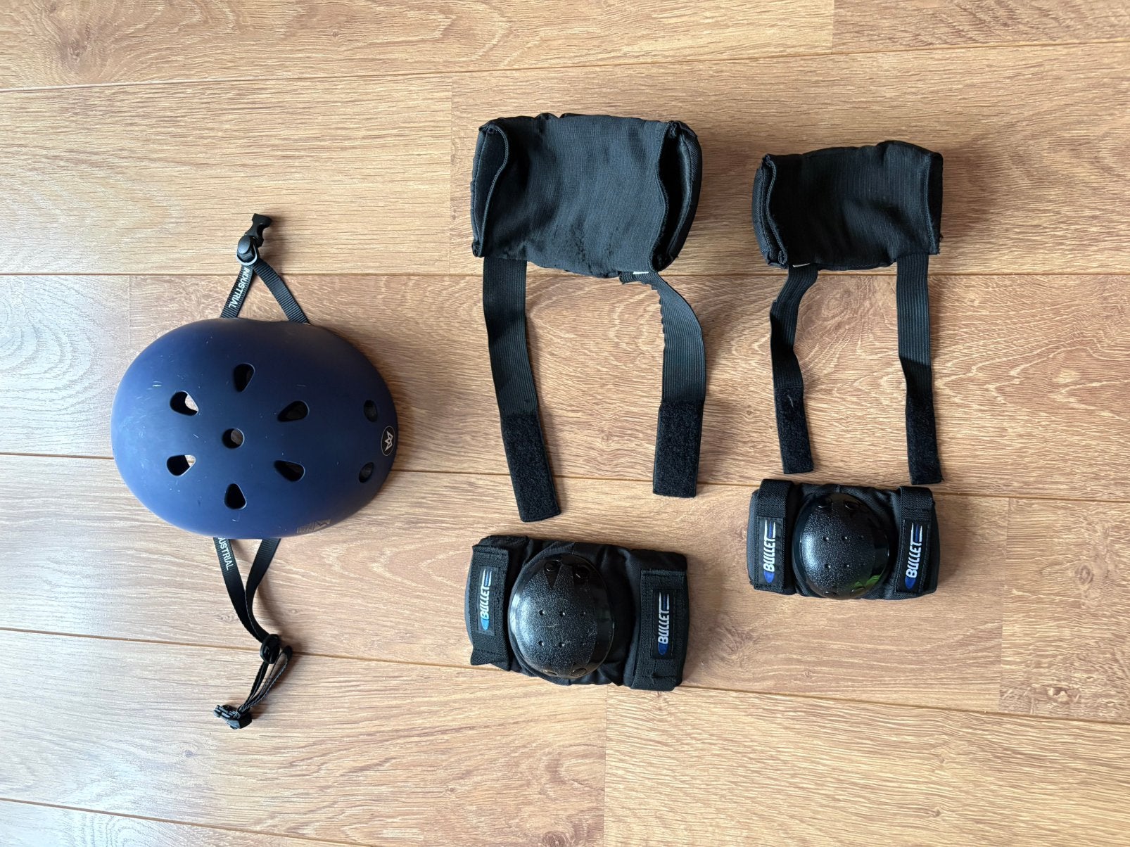 Kinderhelm met knie en elleboog bescherming, Ophalen, Gebruikt, Bescherming
