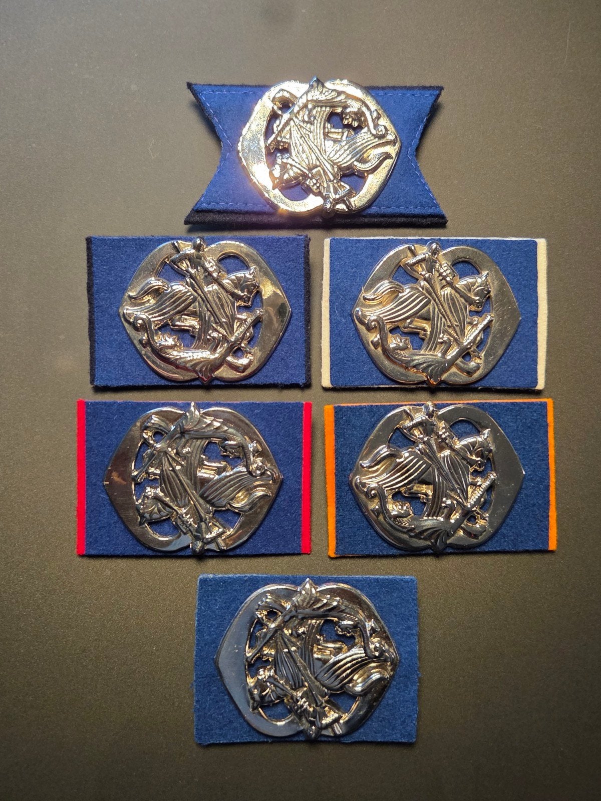 Collectie baretemblemen Regiment Huzaren, Verzamelen, Militaria | Algemeen, Ophalen of Verzenden, Landmacht, Nederland, Embleem of Badge