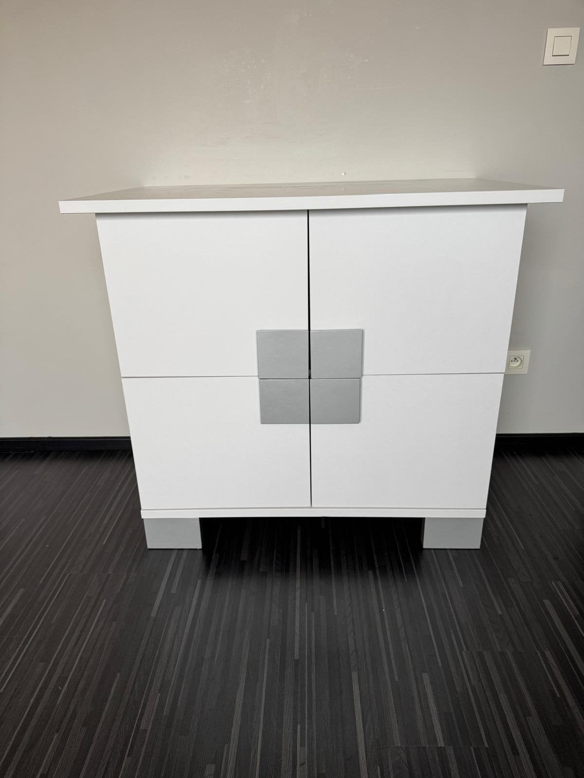 Witte babykast met 4 deuren, in dezelfde stijl als babybed, Ophalen, Gebruikt, Kast, 50 tot 70 cm