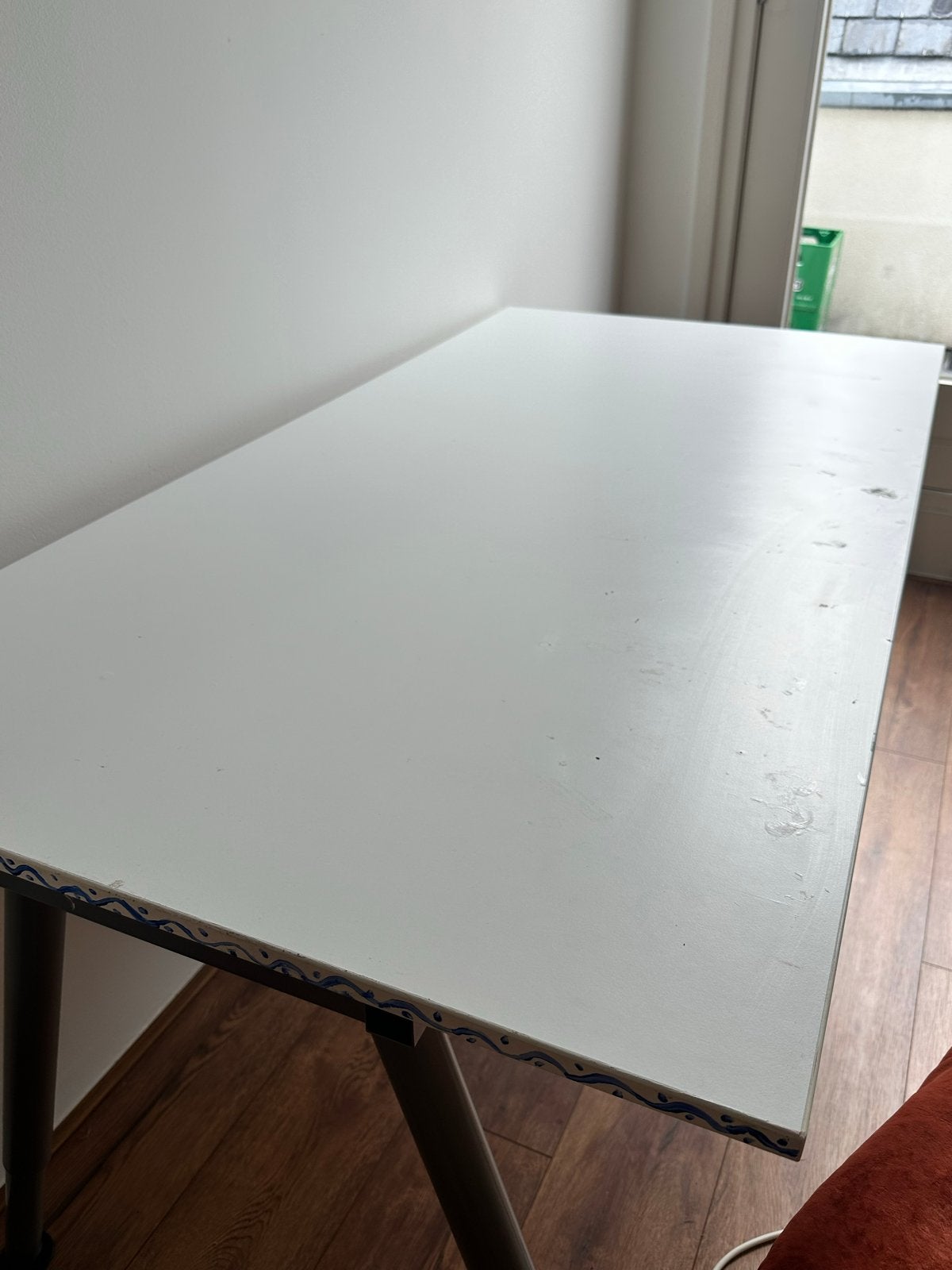 IKEA Bureau - Wit met verstelbare poten, Ophalen, Gebruikt, Spaanplaat of MDF, In hoogte verstelbaar