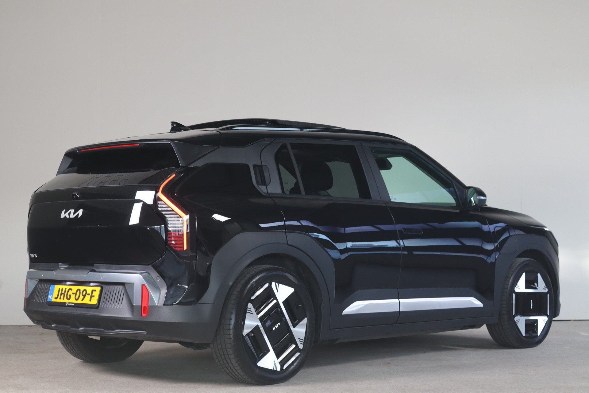 Kia EV3 Plus Advanced 81.4 kWh - NL Auto! Stoel+stuurverw I, Auto's, Gebruikt, Zwart, Adaptive Cruise Control, 204 pk