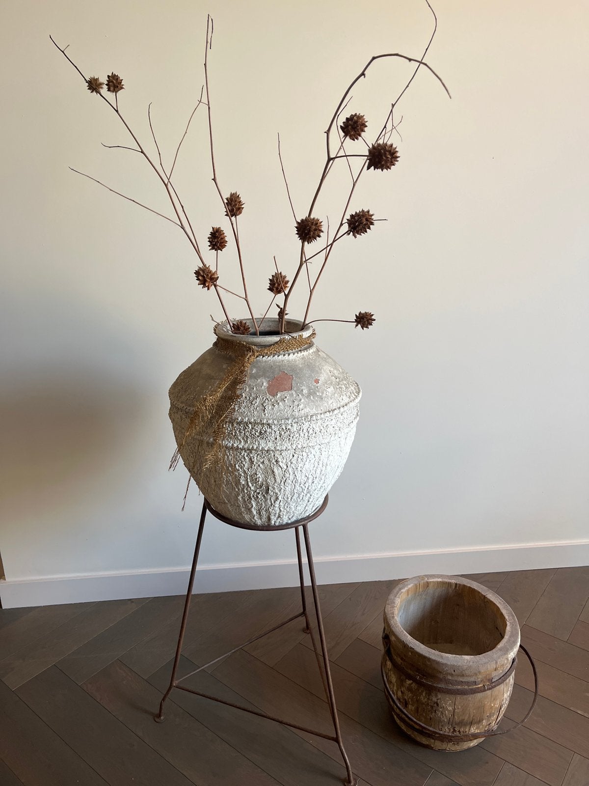 Decoratieve vaas op standaard en houten emmer, Ophalen