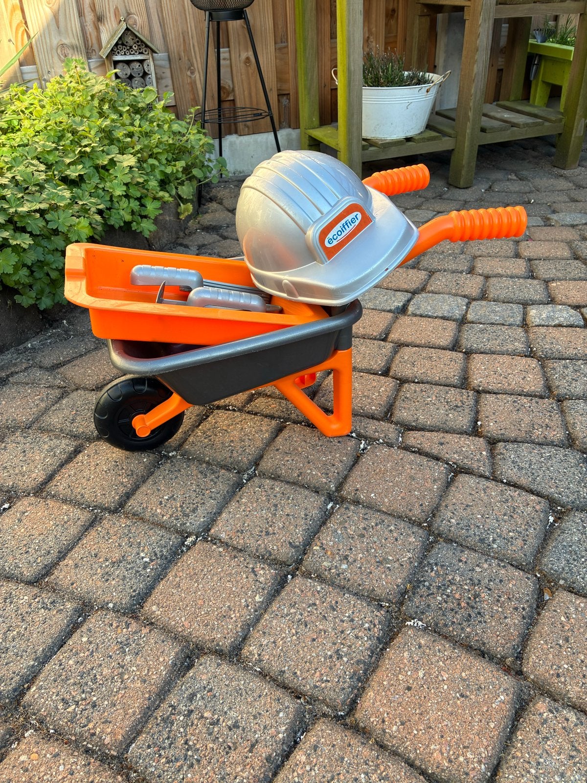 kruiwagen met bouwhelm en gereedschap, Ophalen, Gebruikt