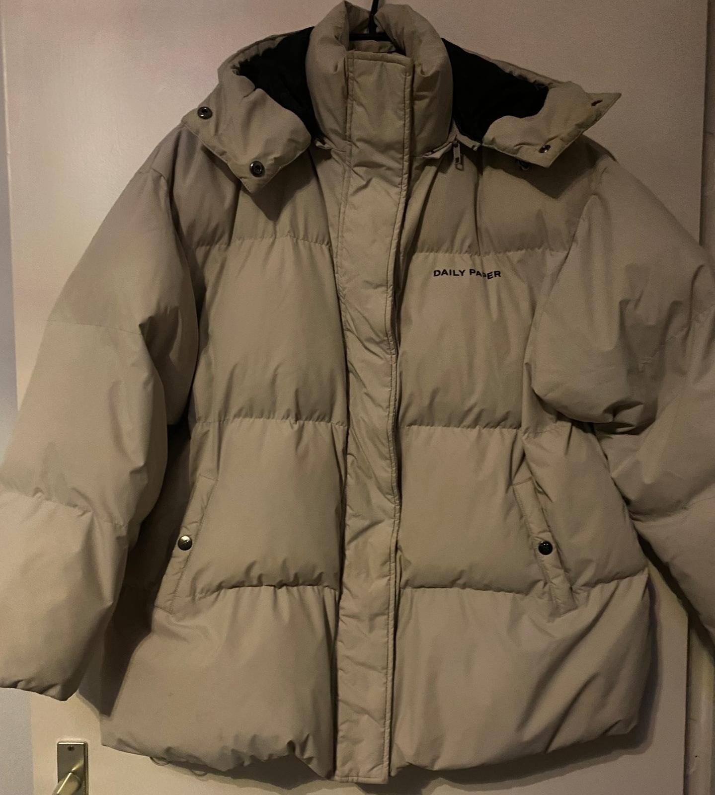 Daily Paper Puffer Jas - Beige/grijs, Ophalen, Beige, Daily Paper, Zo goed als nieuw