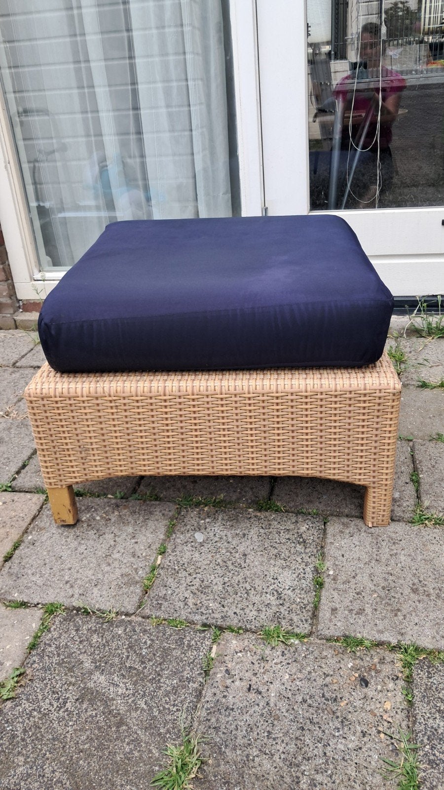 Rotan Hocker / Voetenbank met Donkerblauw Kussen, Huis en Inrichting, Banken | Voetenbanken en Poefen, Ophalen, Gebruikt, 50 tot 75 cm