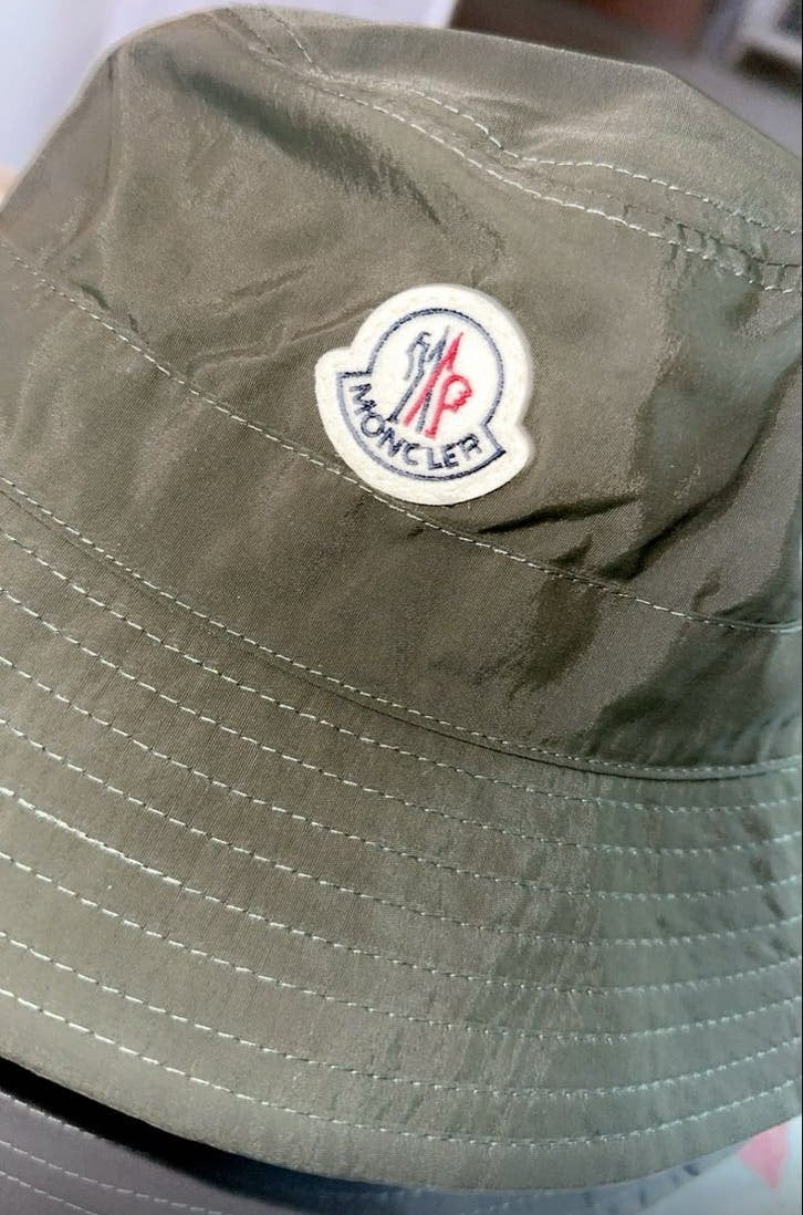 Moncler bucket hat groen, Kleding | Heren, Ophalen of Verzenden, Zo goed als nieuw, One size fits all, Hoed