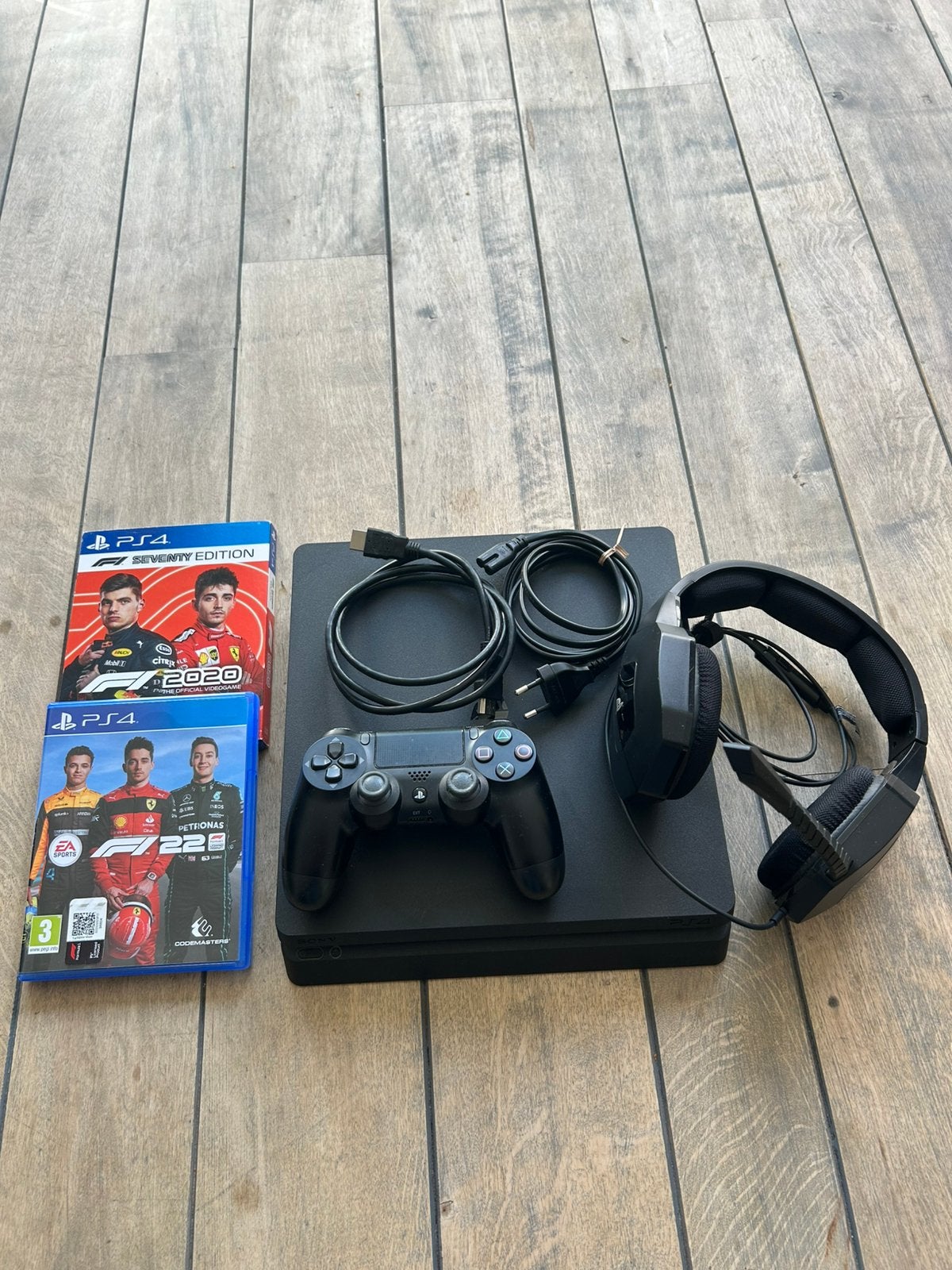 PlayStation 4 + controller + PS headset + HDMI + F1 20 en 22, Ophalen, Zo goed als nieuw, Met 1 controller, Slim