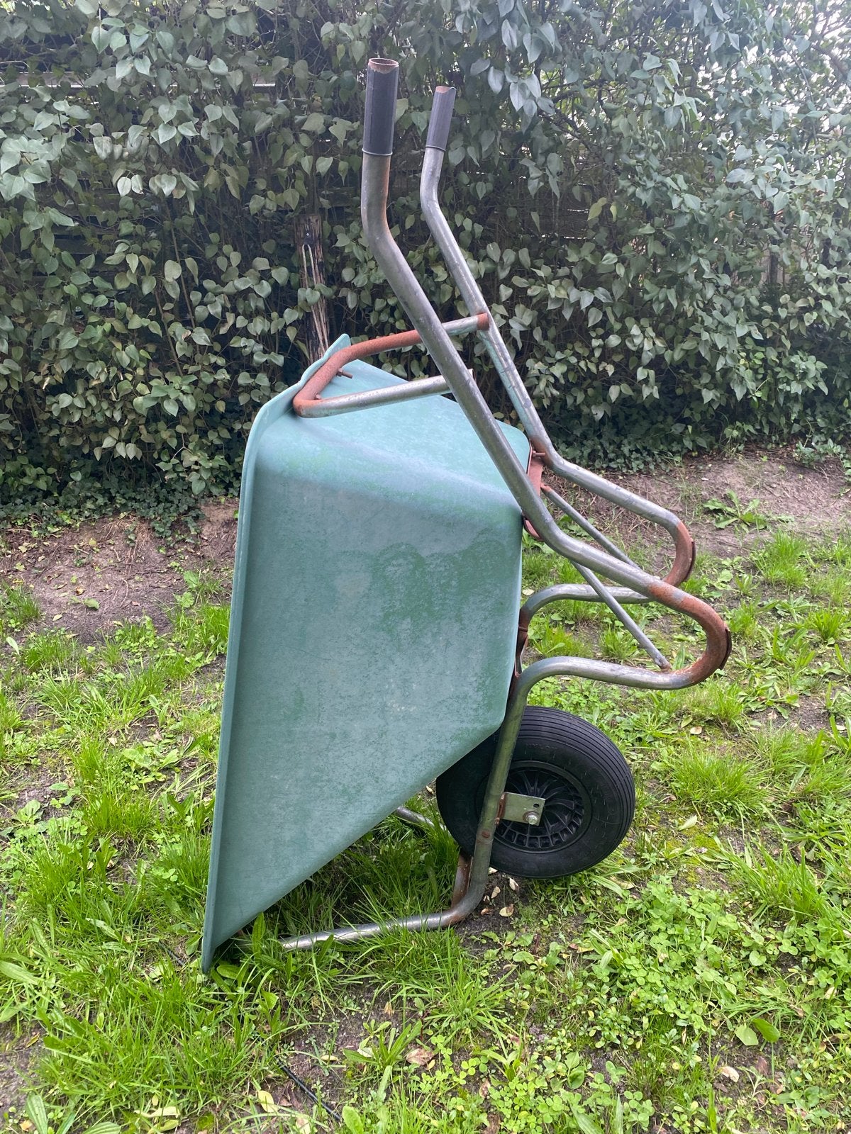 Stevige mestkruiwagen - Ideaal voor tuin en stal, Ophalen, Gebruikt, Handmatig, Eenwielig