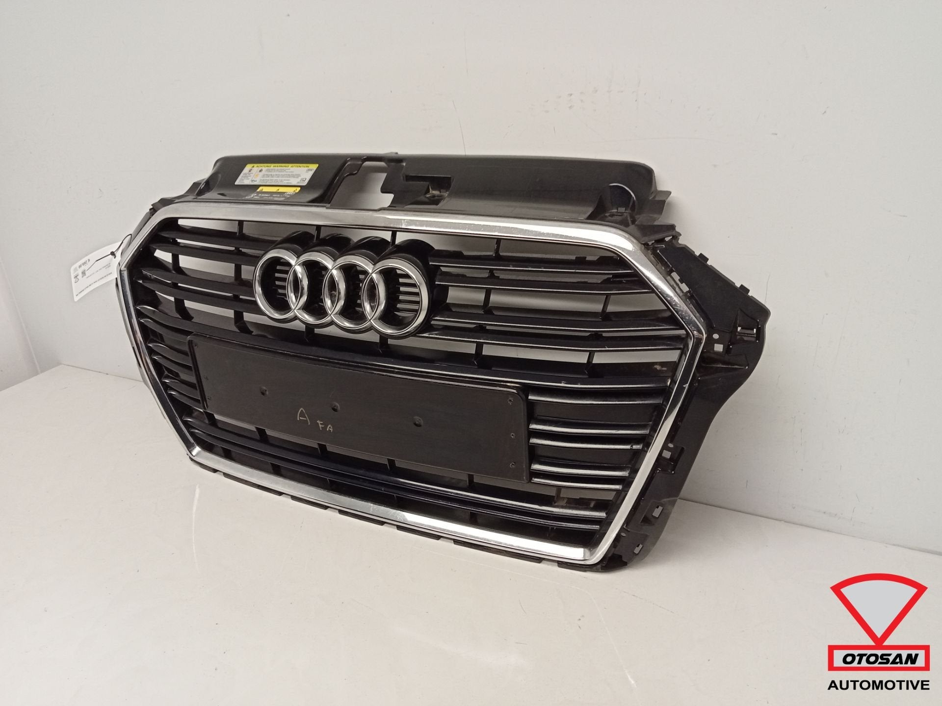 Audi a3 8v facelift 2016+ S-line grille origineel gril, Gebruikt, AUDI AG, Auto-Union-Strasse 1
85045  Ingolstadt, DE, Kundenbetreuung@audi.de