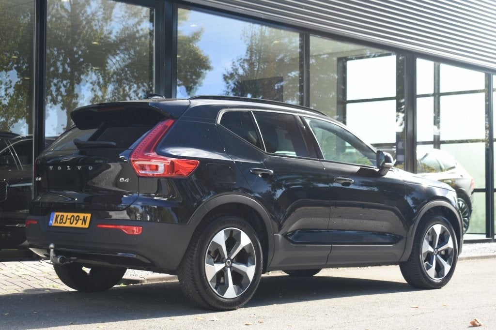 Volvo XC40 B4 197pk Plus Dark | Trekhaak | Schuifdak | 19'', Gebruikt, 4 cilinders, 24 maanden, Zwart
