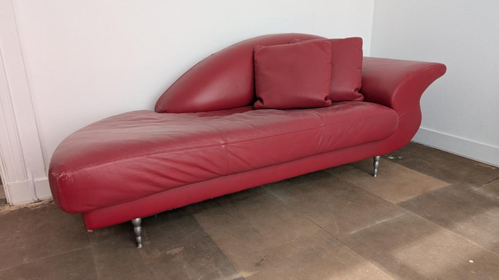 Rode leren chaise longue met kussens, Gebruikt, Eenpersoons, 150 tot 200 cm, Ophalen of Verzenden