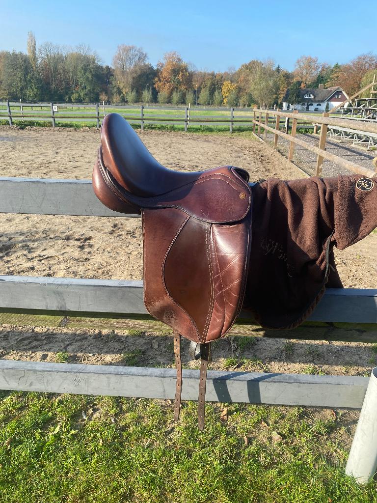 Bruin dressuurzadel 17.5” Medium Wide – incl. zadelhoes, Ophalen of Verzenden, Gebruikt, Dressuur