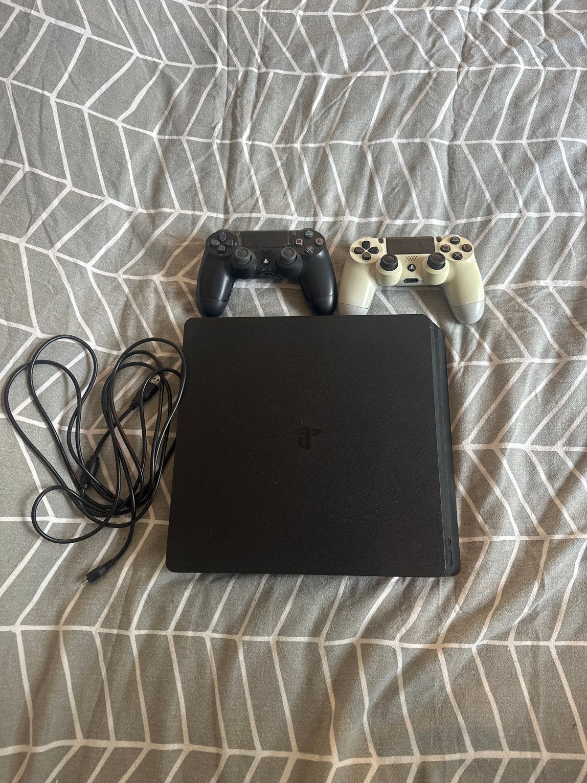 PlayStation 4 slim met 2 controllers en oplaadkabel, Spelcomputers en Games, Met 2 controllers, Ophalen of Verzenden, Slim, 500 GB