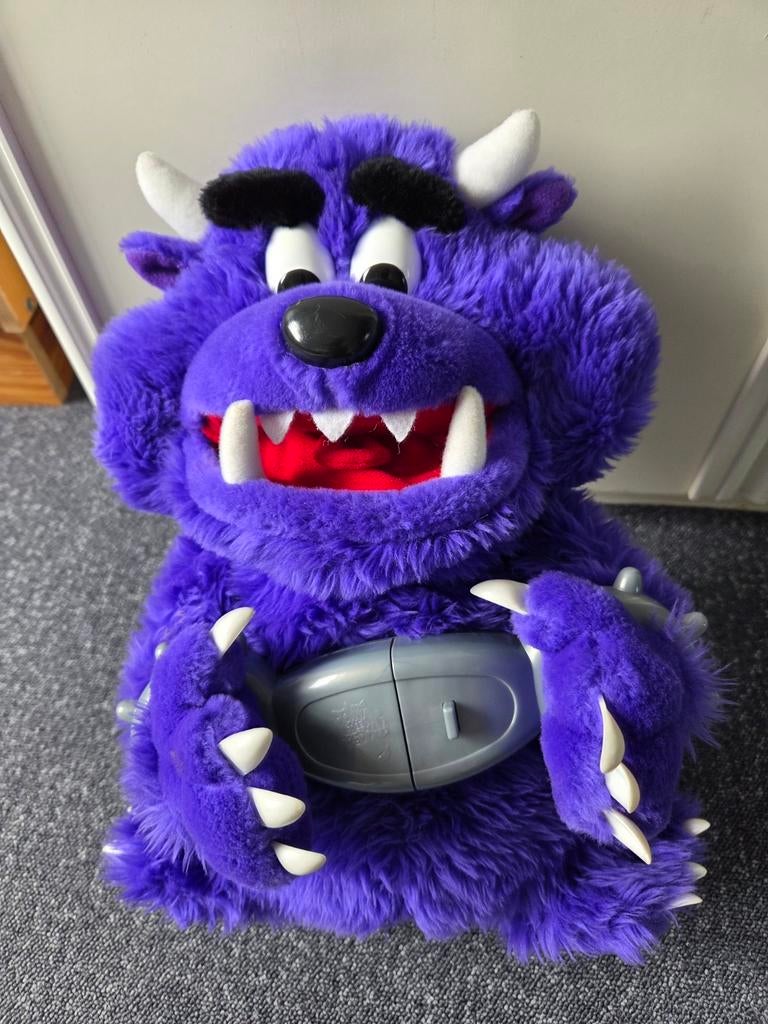 Pratende knuffel Freddy met handboeien, Ophalen