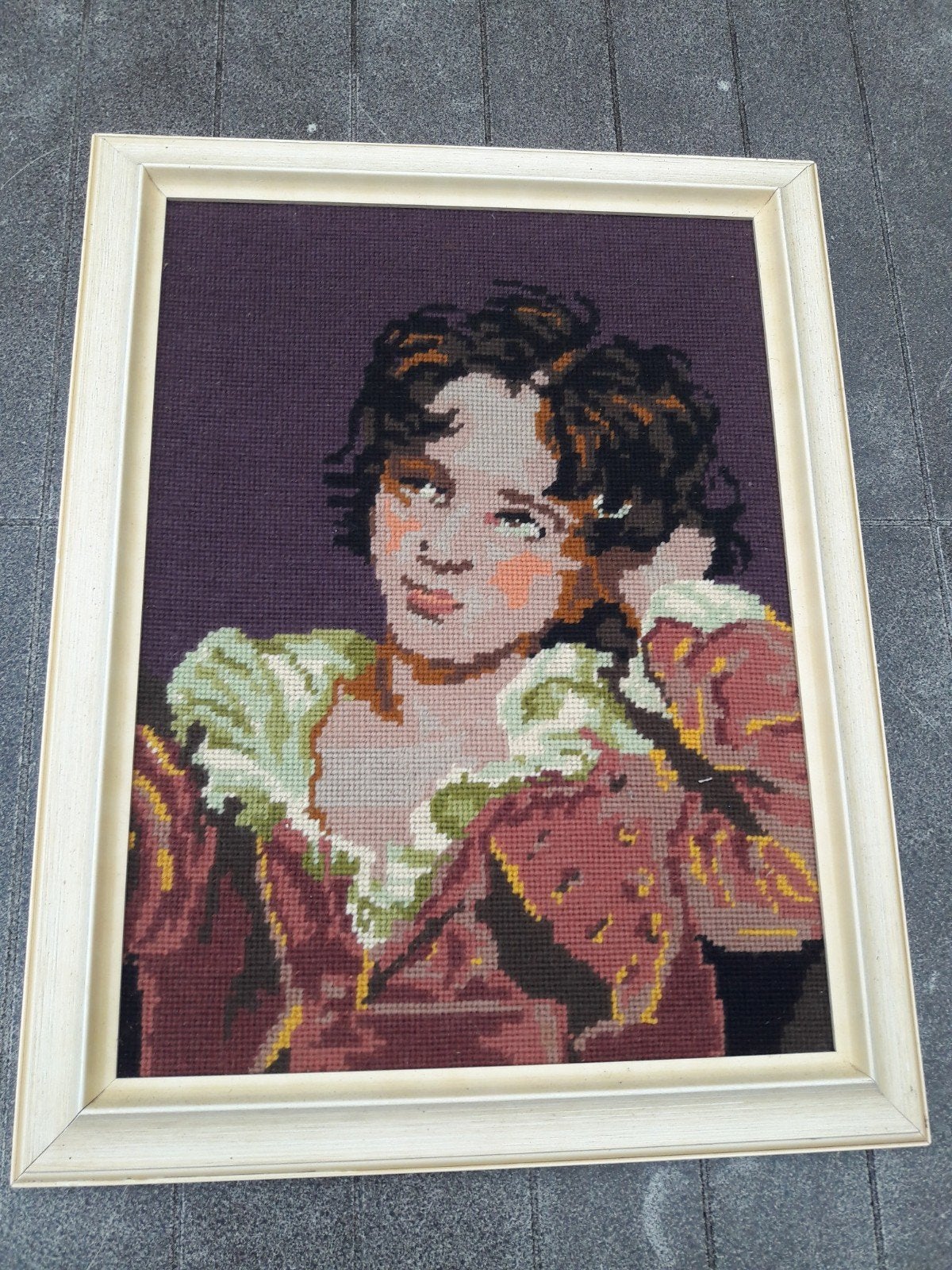 Vintage geborduurd schilderij in lijst - Jongen met krullen, Ophalen of Verzenden