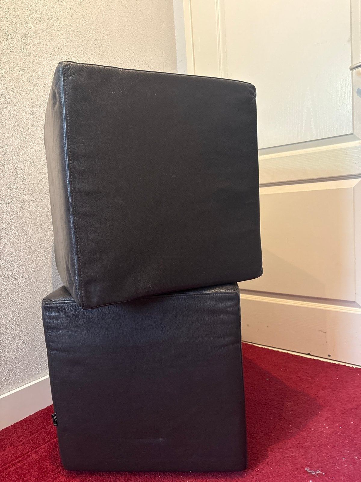 2 hokkertjes / poef/ leer donkerbruin tegen zwart aan, Huis en Inrichting, Banken | Voetenbanken en Poefen, Ophalen, Minder dan 50 cm