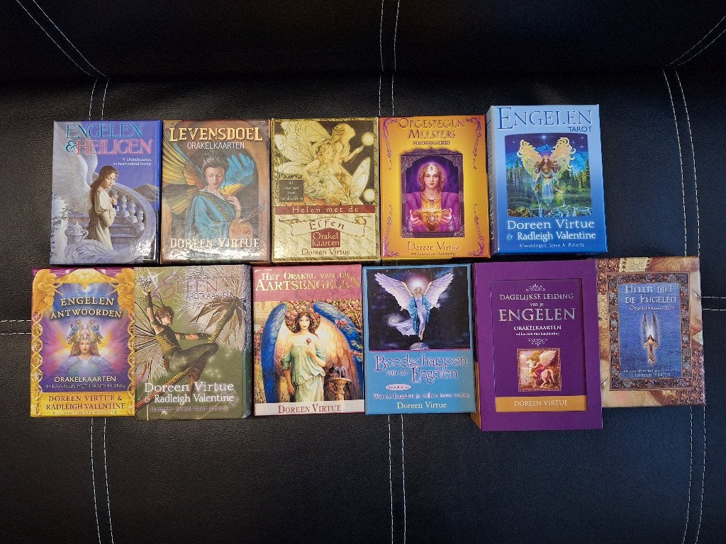 Doreen Virtue 11 doosjes Engelen Elfen Tarot orakelkaarten, Ophalen of Verzenden, Zo goed als nieuw, Spiritualiteit algemeen, Overige typen