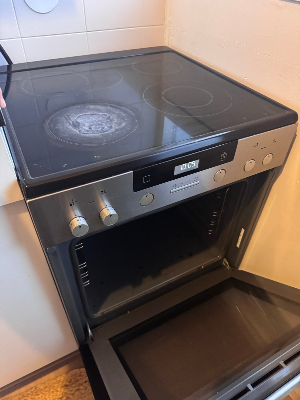 Elektrisch fornuis met oven - defecte pit linksonder, Witgoed en Apparatuur, Fornuizen, Gebruikt, Vrijstaand, Elektrisch, 4 kookzones