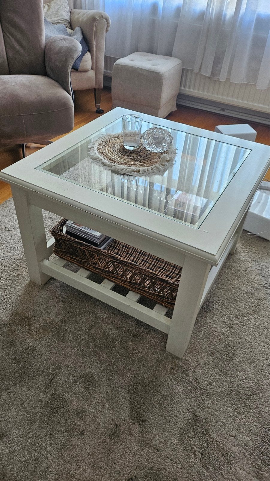 Riviera mansion witte salontafel met glazen blad en opbe, Ophalen, 50 – 75, Gebruikt, 50 tot 100 cm