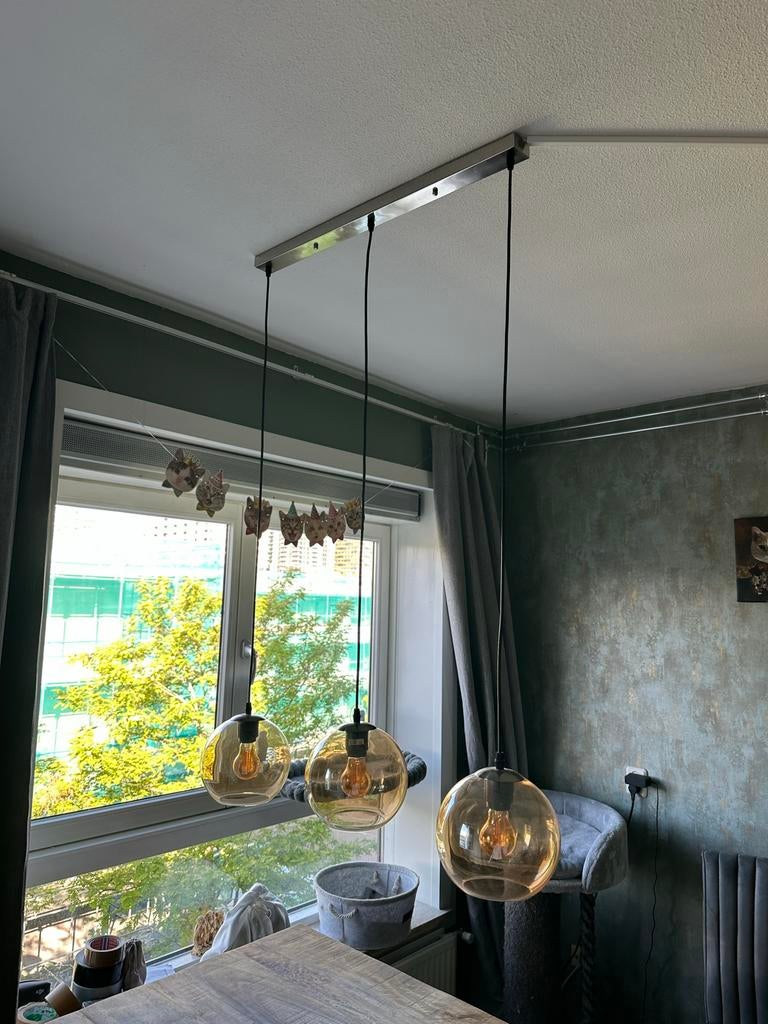 Mooie amberkleurige hanglamp met 3 glazen bollen, Huis en Inrichting, Lampen | Hanglampen, Ophalen, Zo goed als nieuw, Glas, 75 cm of meer