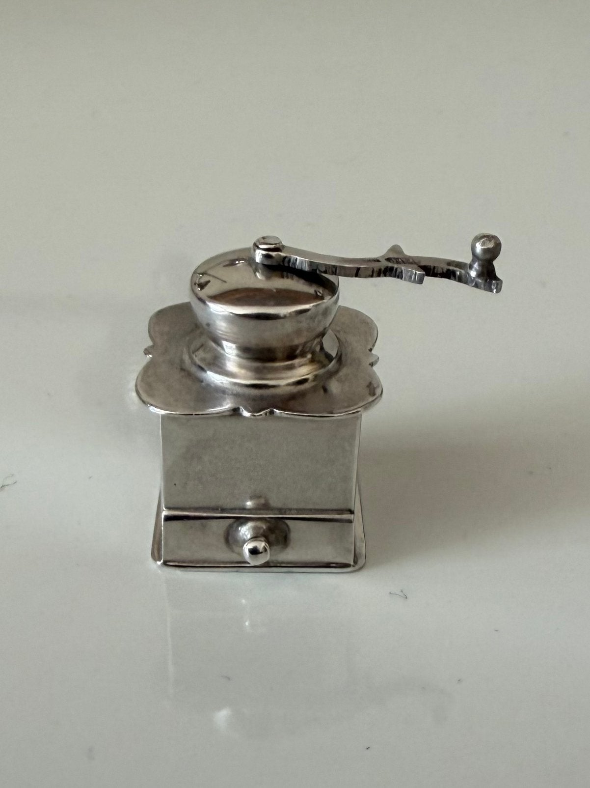 Zilveren koffiemolen, miniatuur, Holland. H.H., Ophalen of Verzenden, Zilver