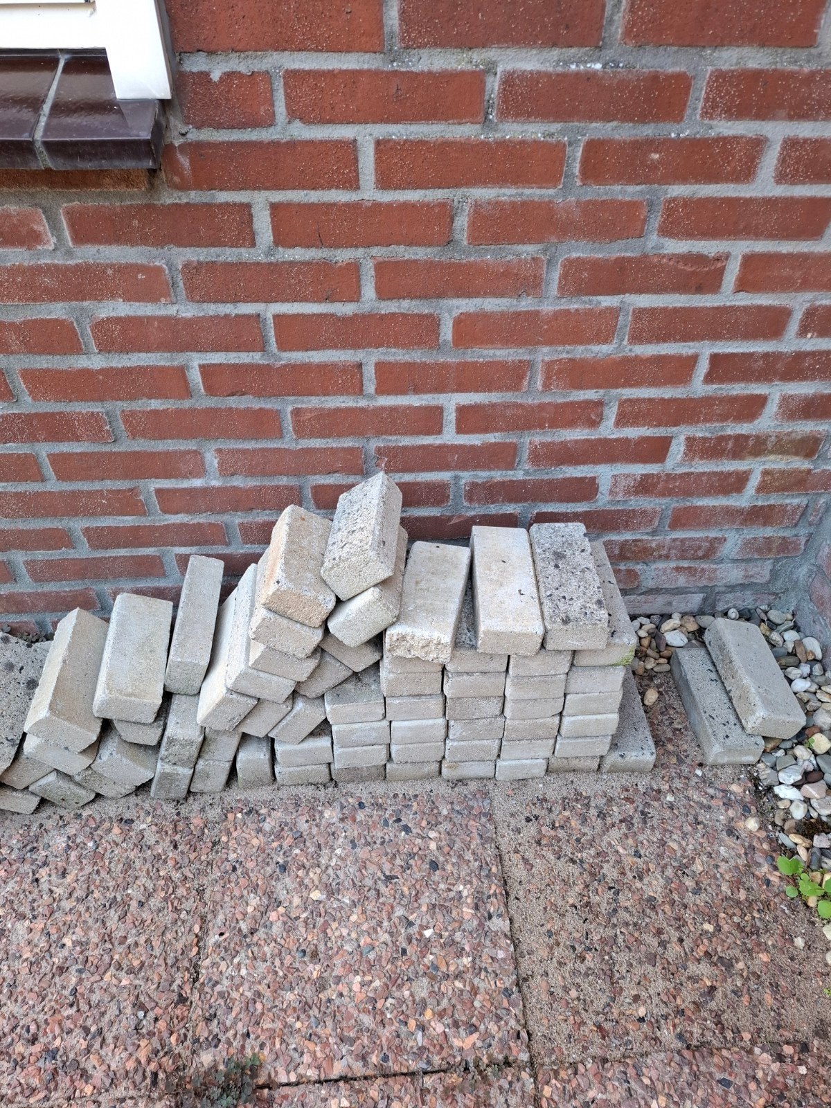 Grijze beton klinkers, circa 55 stuks van 5 x 8 x 20 cm, Tuin en Terras, Ophalen, Klinkers, Zo goed als nieuw, Minder dan 5 m²