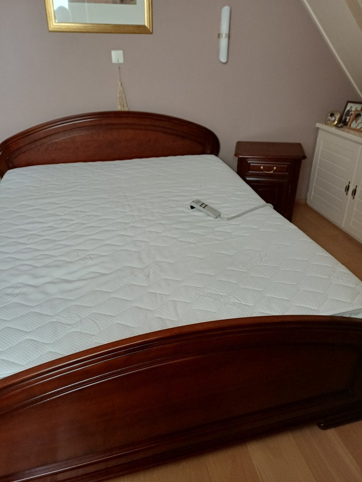 heel mooi bed met nachtkastje eiken in kersen gekleurd, Ophalen, Zo goed als nieuw, Tweepersoons