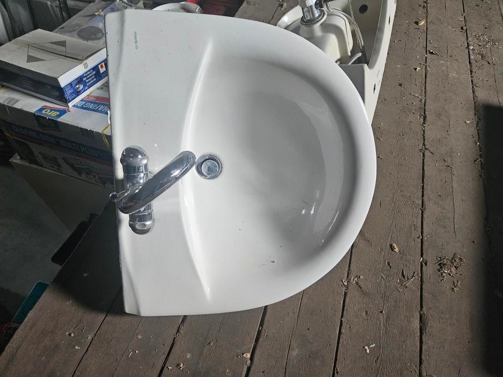 Mooie porseleinen wasbak inclusief kraan, Doe-het-zelf en Verbouw, Sanitair, Ophalen of Verzenden