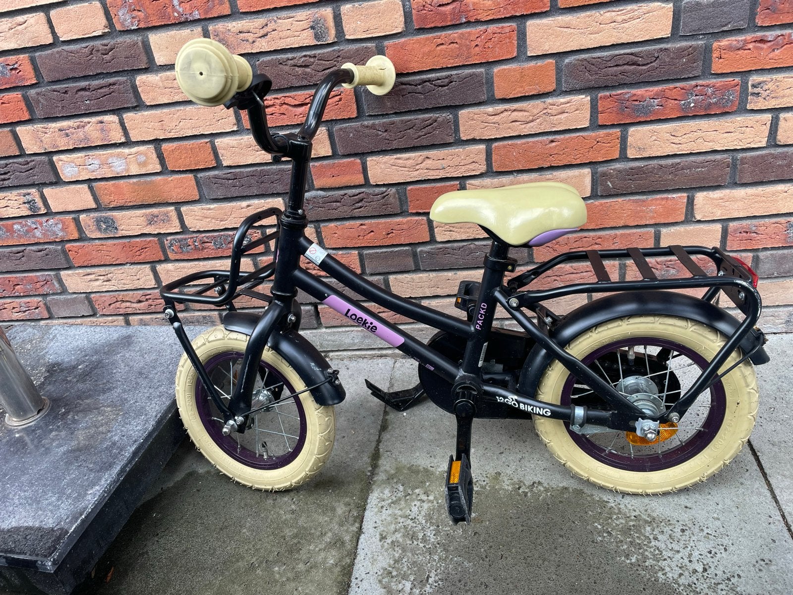 Kinderfiets Loekie 12 inch met zijwieltjes, Fietsen en Brommers, Fietsen | Kinderfietsjes, Ophalen, Terugtraprem, Zijwieltjes