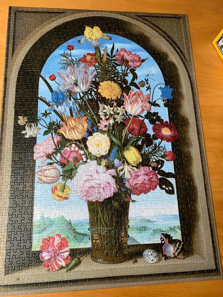 Puzzel Vaas met bloemen in een venster.1000 stukjes, Hobby en Vrije tijd, Denksport en Puzzels, Ophalen of Verzenden, 500 t/m 1500 stukjes