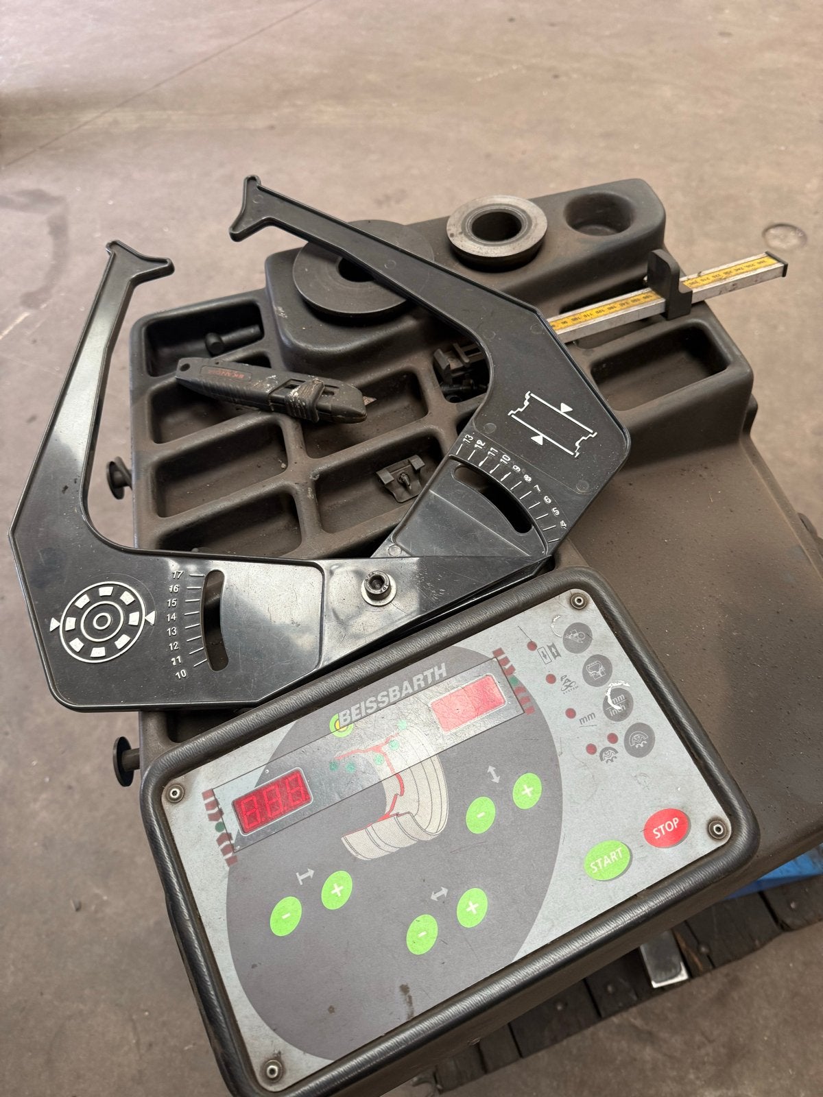 Beissbarth Microtec 825 Wielbalanceermachine, Ophalen, Gebruikt