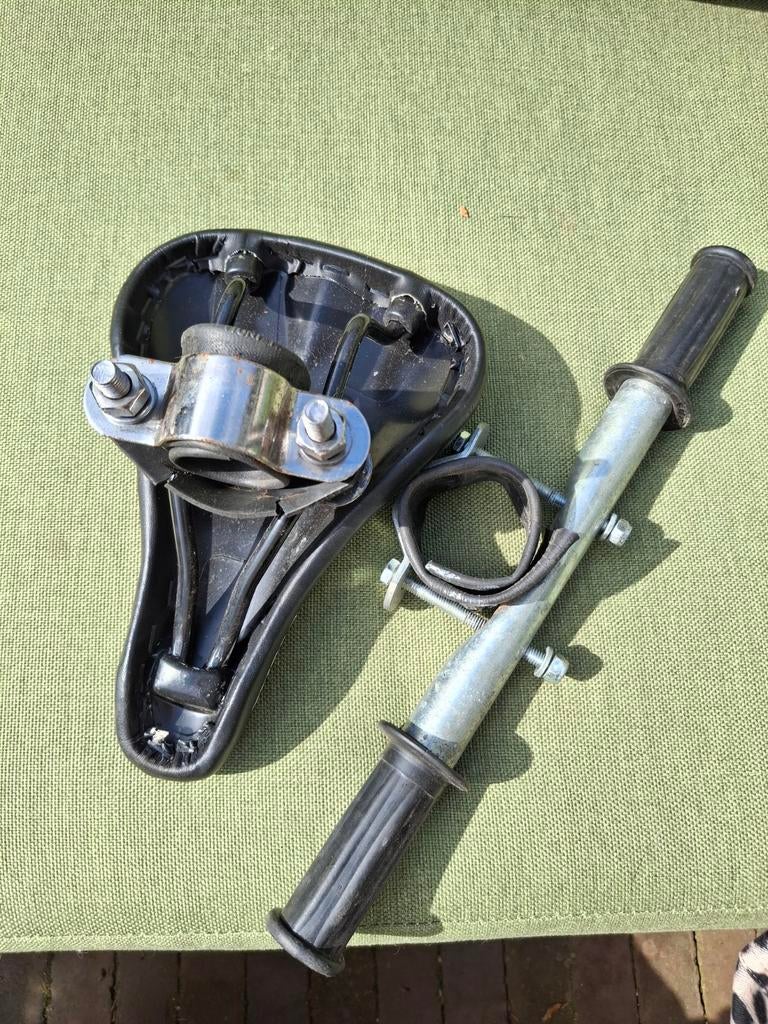 Zadeltje voor op de stang, inclusief voetsteuntjes, Fietsen en Brommers, Fietsaccessoires | Aanhangers en Karren, Ophalen, Gebruikt