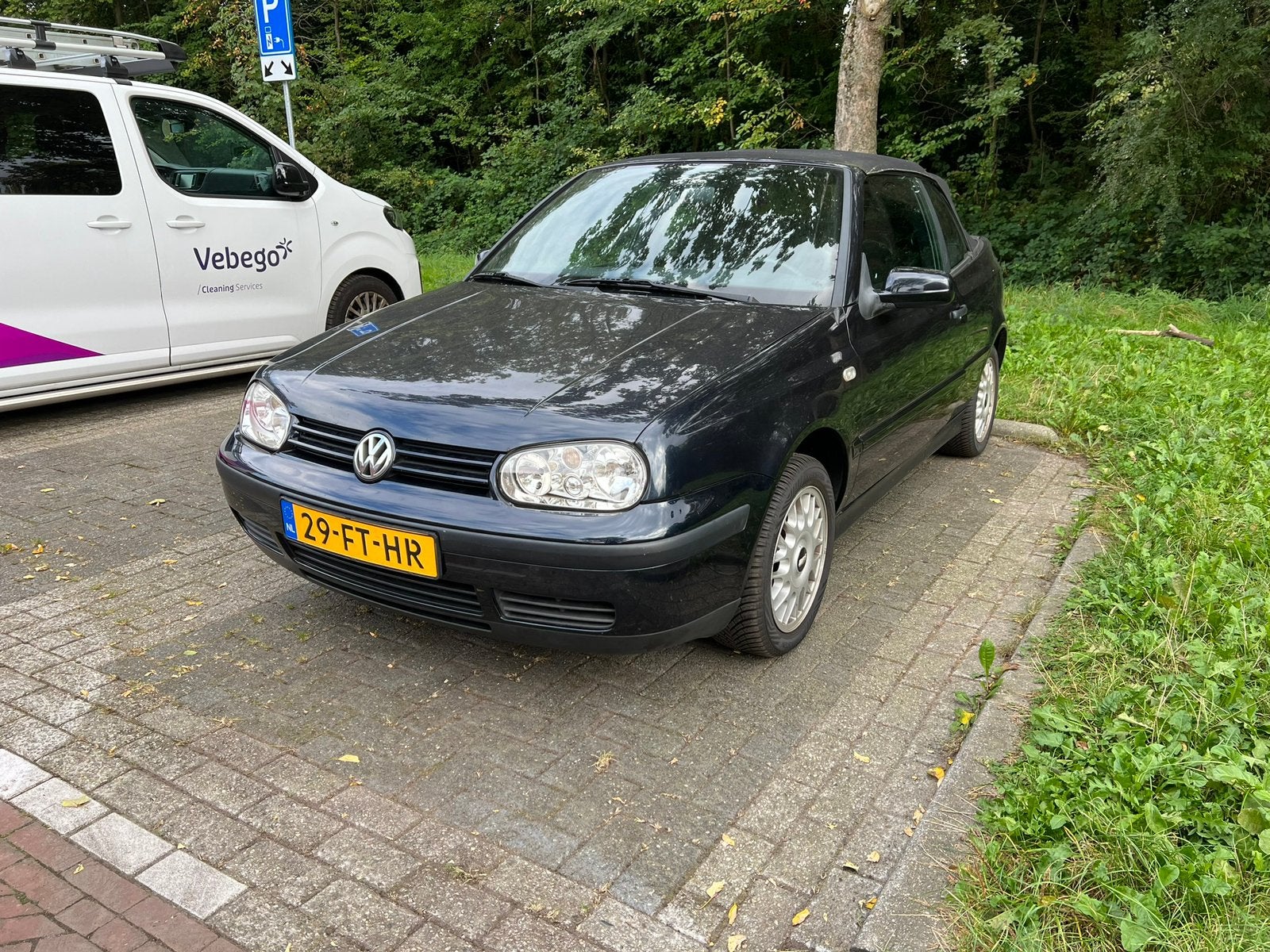 Volkswagen Golf IV Cabriolet 1.8L 55KW 2000 Blauw, Auto's, 74 pk, 4 cilinders, Cabriolet, 49 €/maand