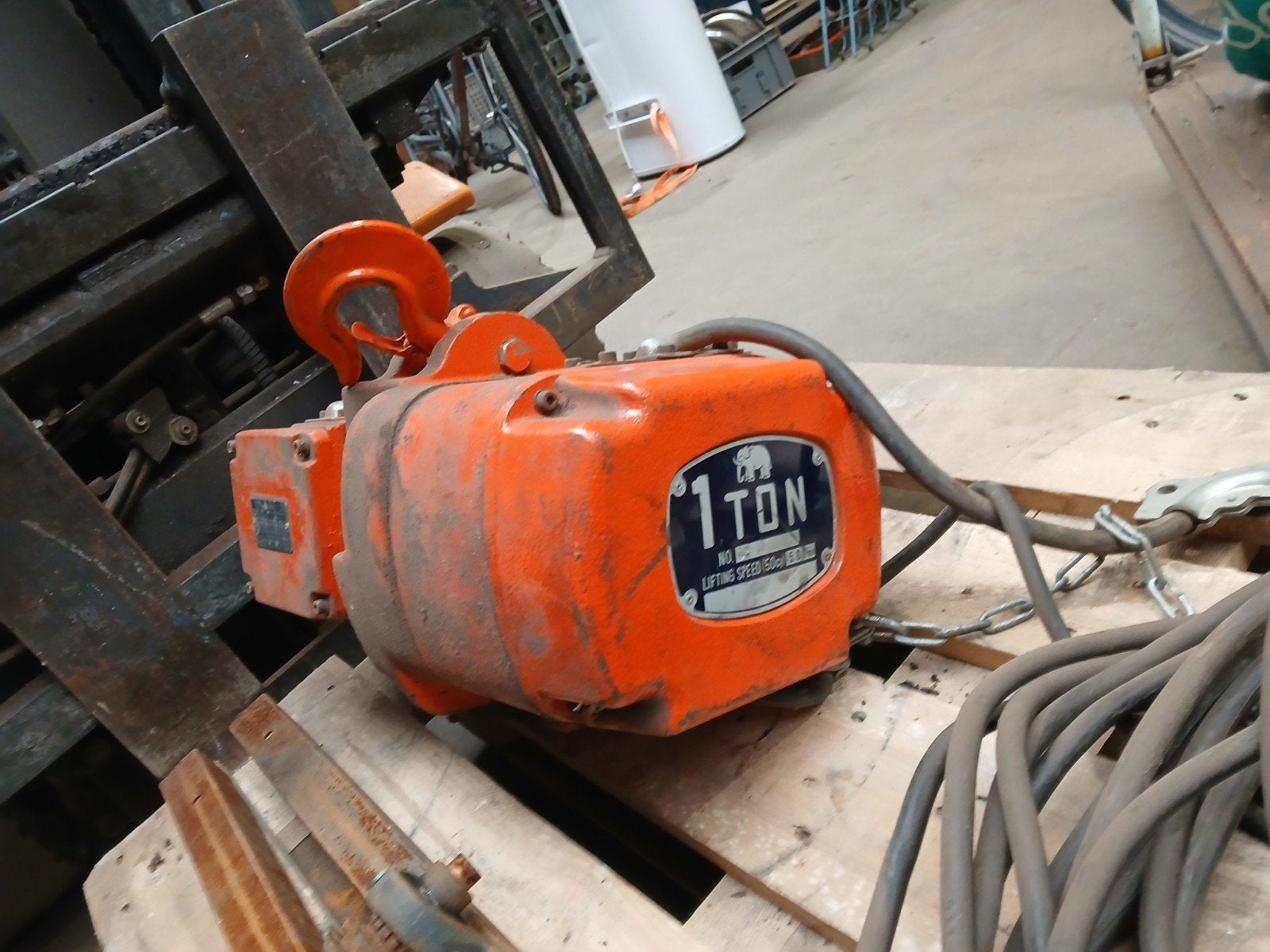 2x Takel Kettinglier - 1 Ton & 0.5 Ton - Yaskawa Motor, Ophalen of Verzenden, Yaskawa Electric Japan, Onbekend, Onbekend